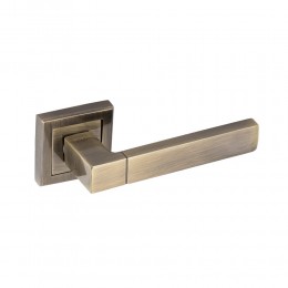 Комплект дверных ручек Sofia на квадратном розете 15-70 Комплект дверных ручек Sofia на квадратном розете 15-70