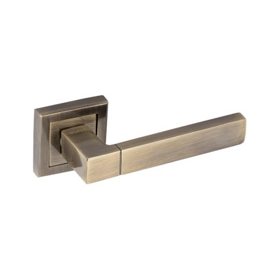 Комплект дверных ручек Sofia на квадратном розете 15-70 АВ